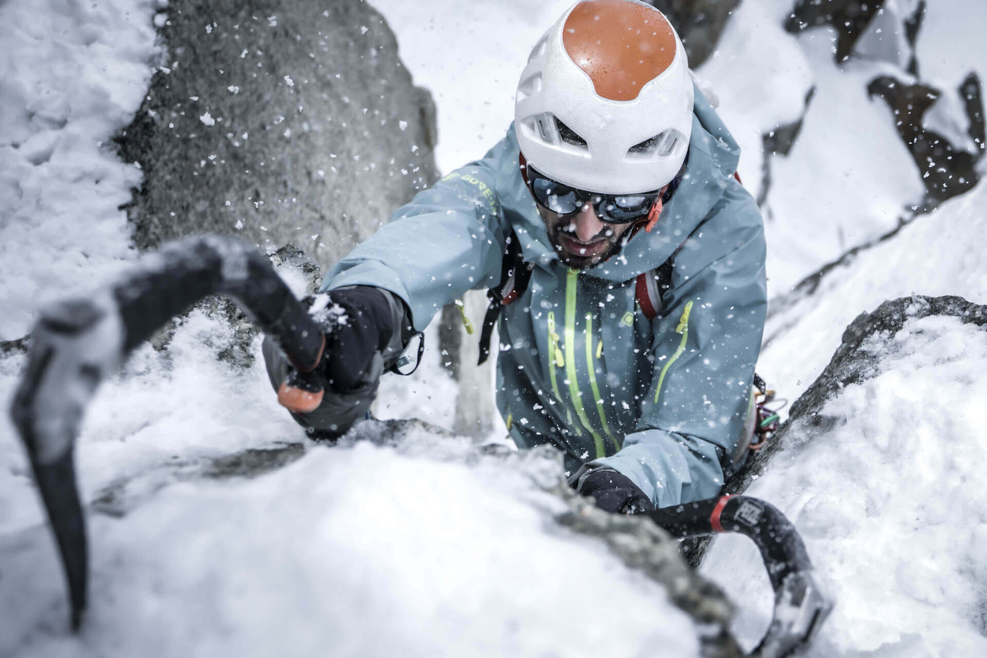 Alpiner Kletterer im Eis