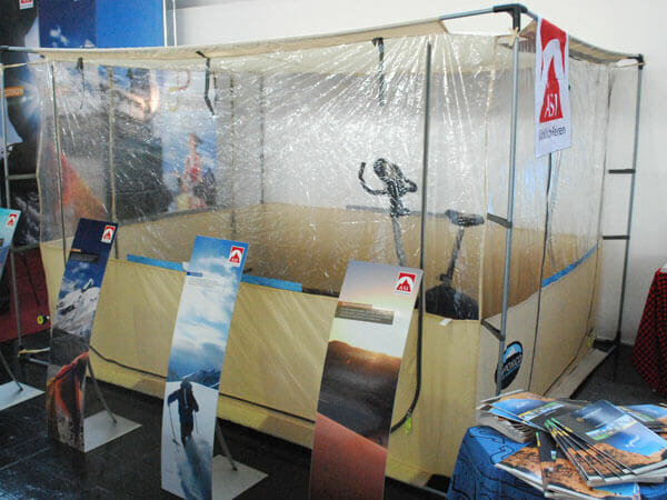 Ein Hypoxie-Zelt mit Ergometer.