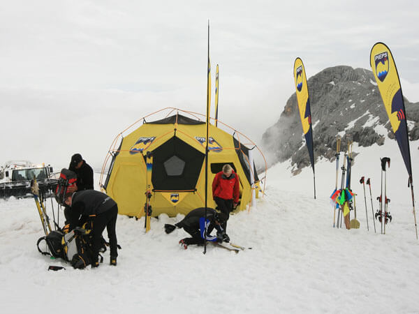 Expeditionszelt in Schneegebirge