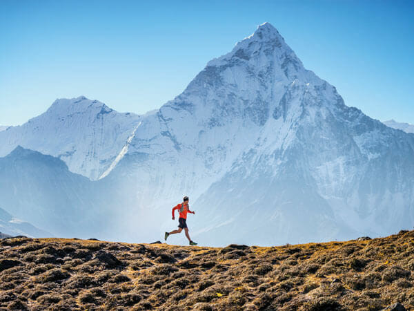 Ein Läufer beim Trailrunning