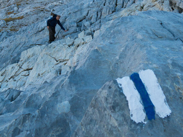 Blau-weiße Markierungen für Wanderer im großen Walsertal.