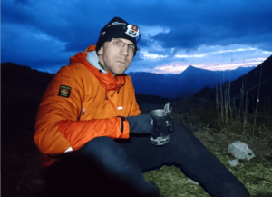 Ein Mann mit Trekkingnahrung