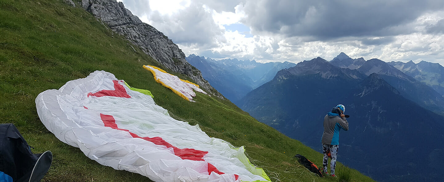 Hike&Fly Sportlerin vor dem Start mit dem Gleitschirm
