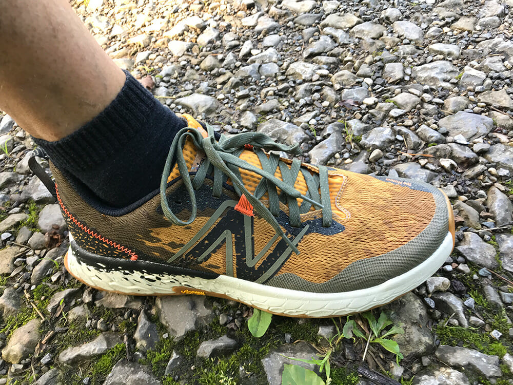 Der New Balance Hierro V7 auf steinigem Untergrund