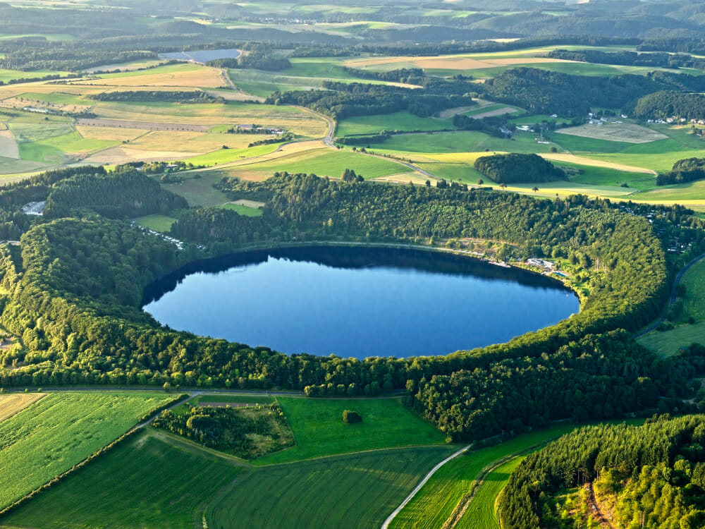Ein Blick über die typischen Maare auf dem Eifelsteig.