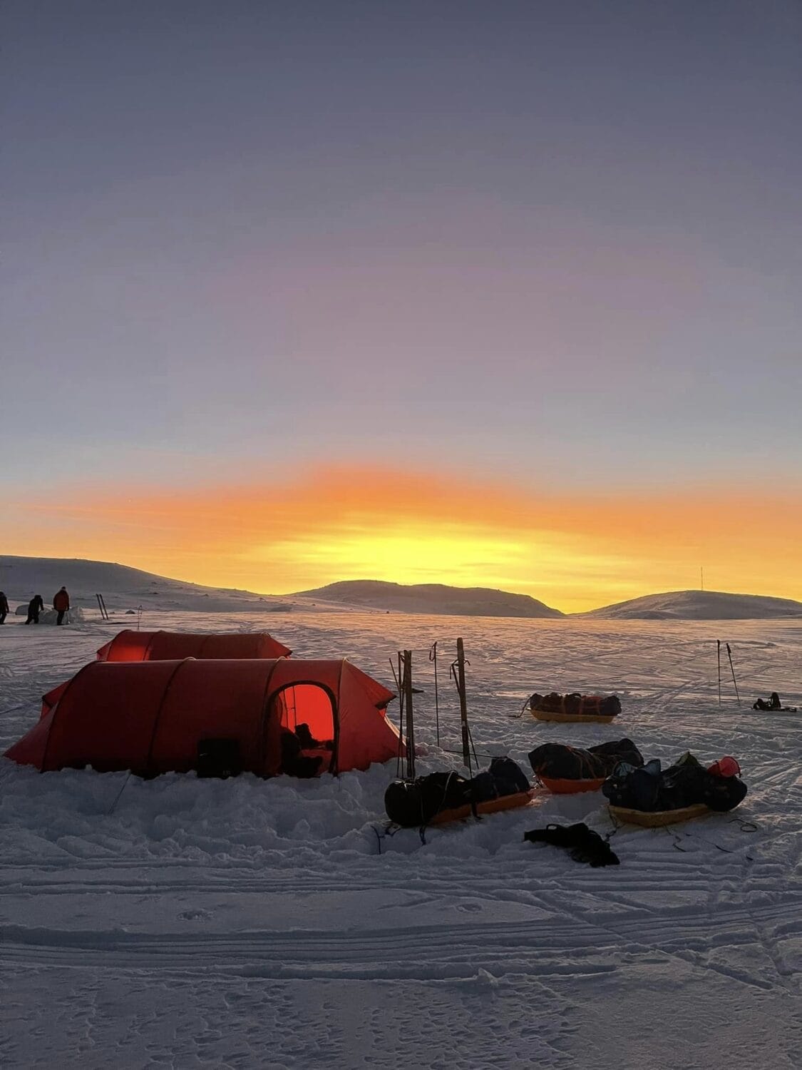 Das rote Zelt von Sarah auf der Winterexpedition