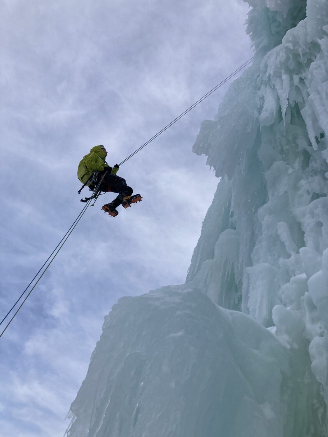 Beim Abseilen über den Finnkona Eisfall. Foto F. Miller