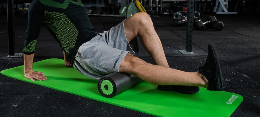 Am einfachsten lassen sich mit der Faszienrolle vordere und hintere Oberschenkel trainieren.