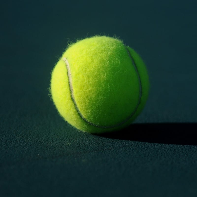 Mit einem einfachen Tennisball kann die Triggerpunkt-Massage durchgeführt werden.