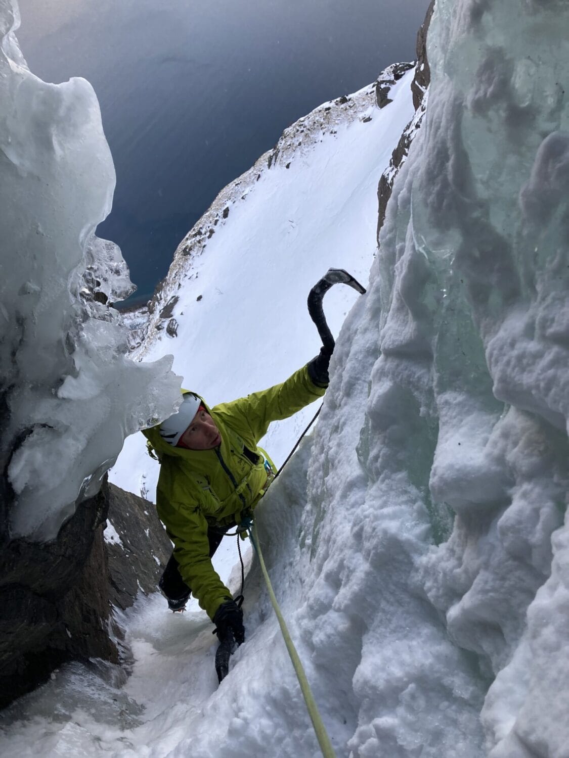 Hannes im unteren Teil des Finnkona Eisfalls. Foto F. Miller