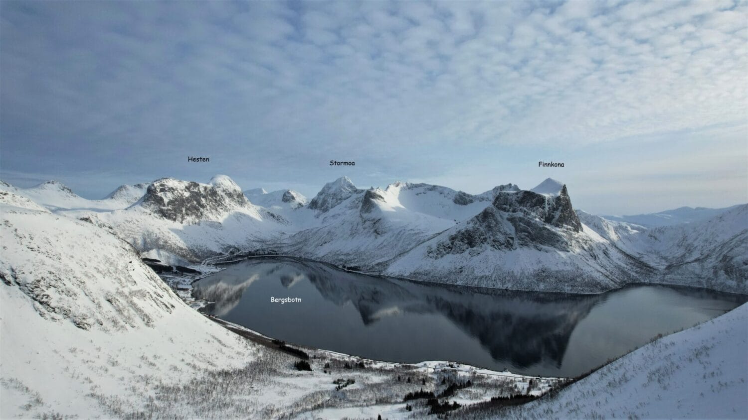 Hesten, Stormoa und Finnkona mit seinem gewaltigen Eisfall. Foto M. Birkmann