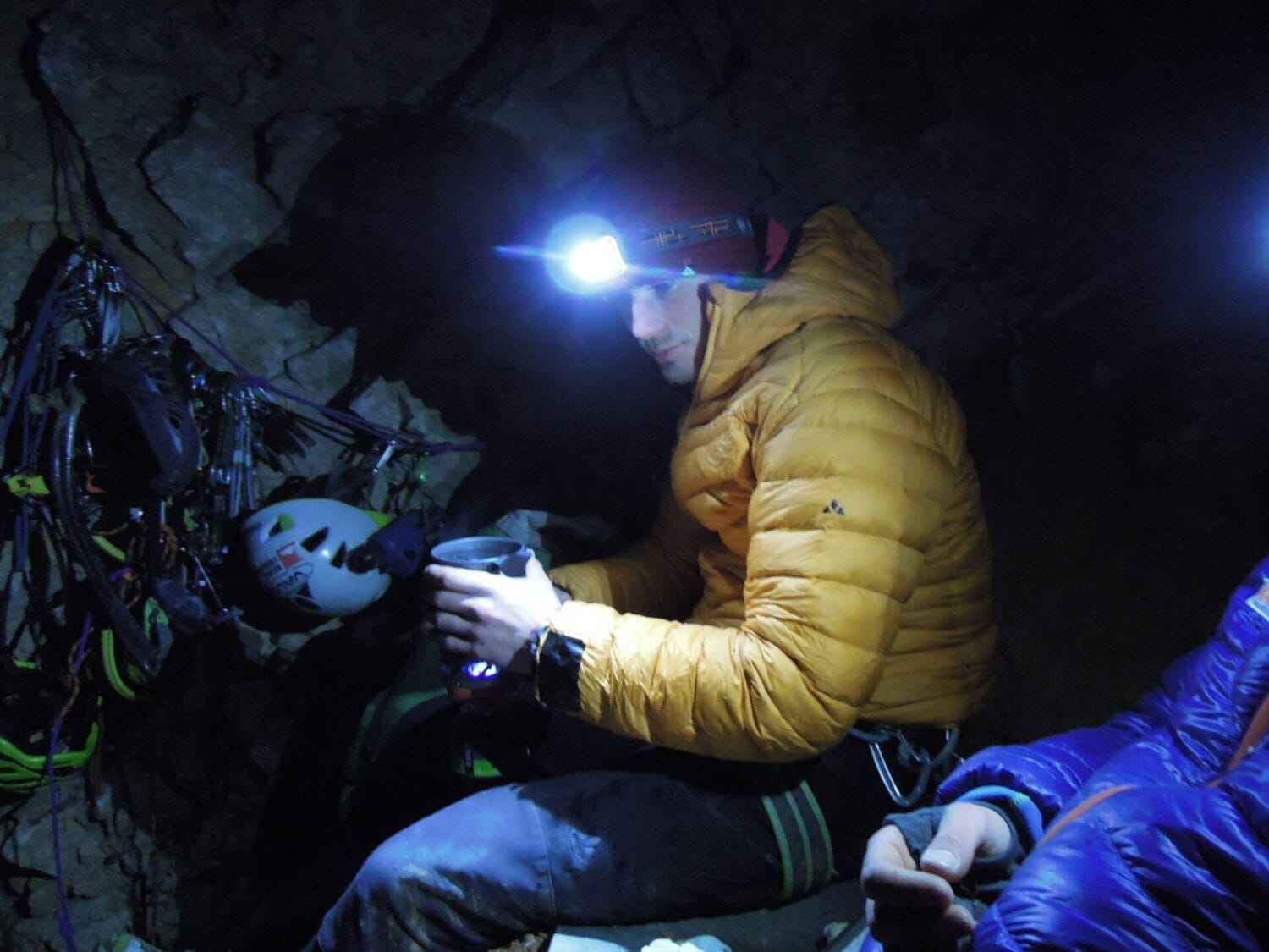 Winterbiwak in einer Höhle der Wetterwand. Foto M. Wohlleben
