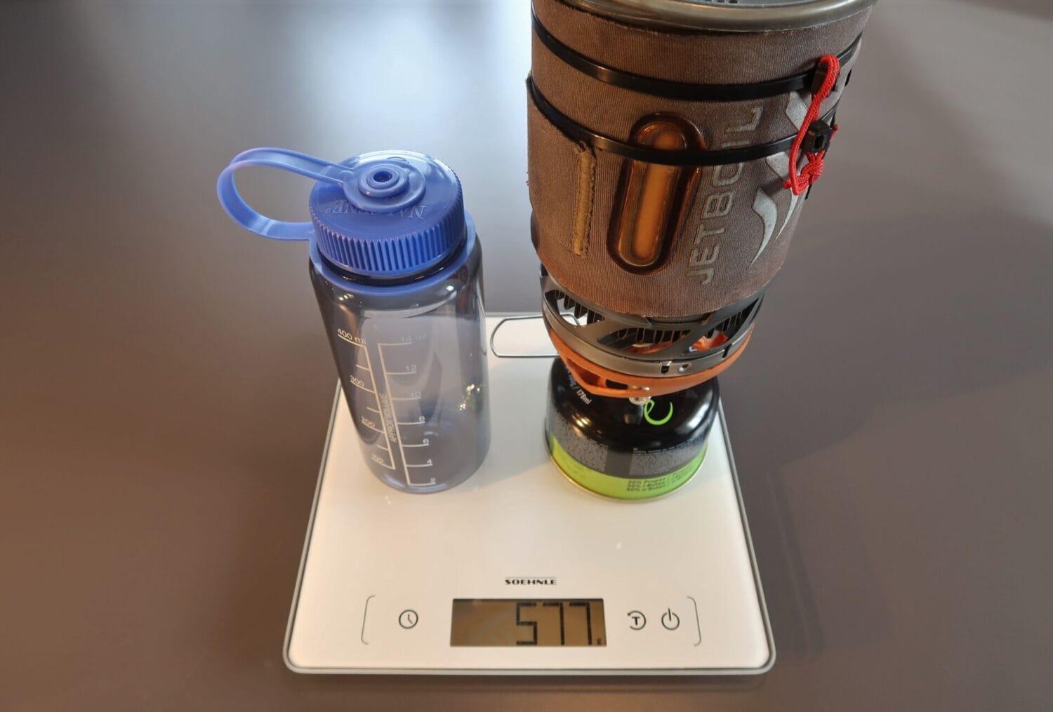500-ml-Weithalsflasche und Systemkocher mit 100-g-Gaskartusche. Foto F. Miller