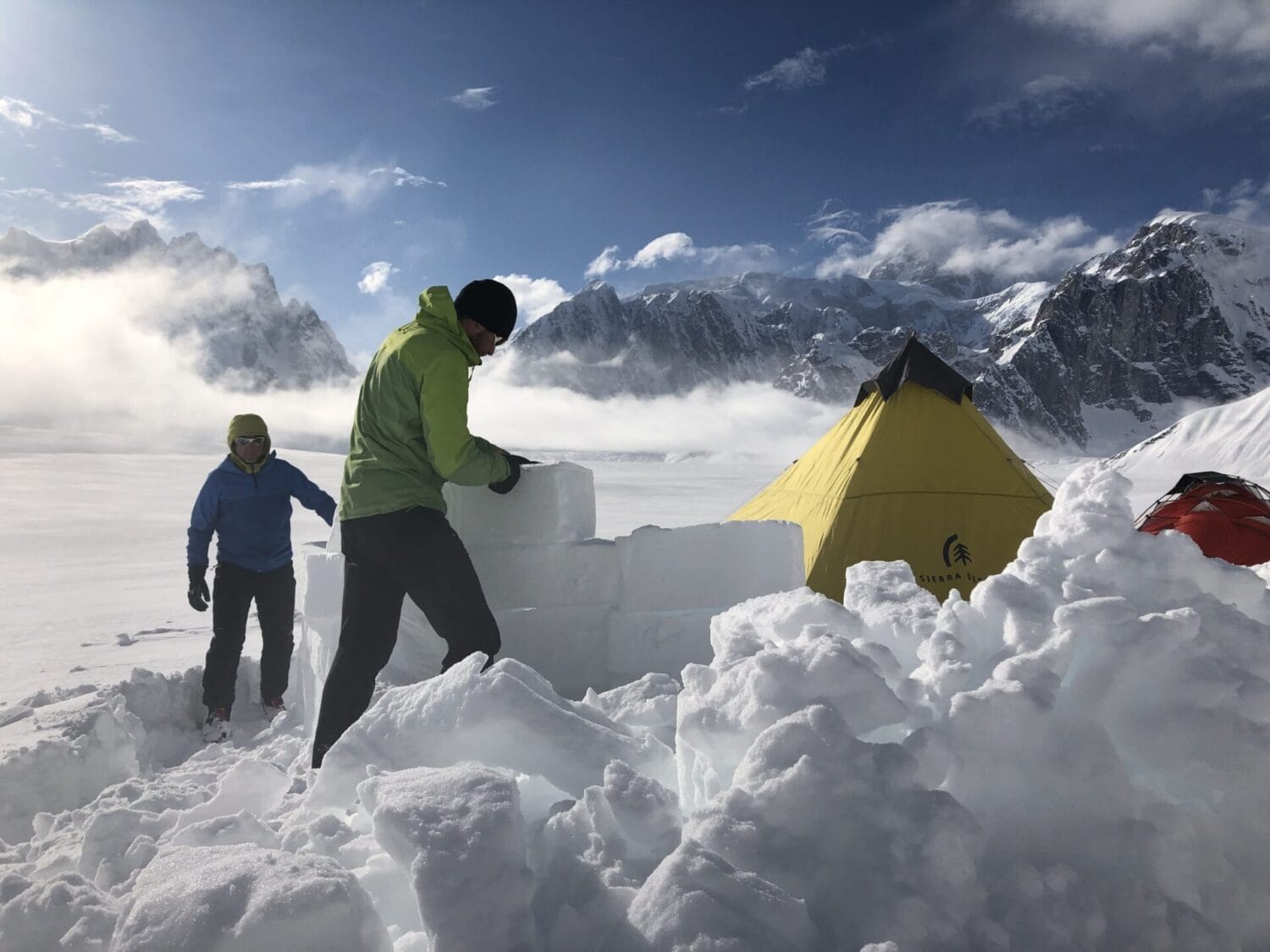 Beim Errichten einer Schneemauer in Alaska. Foto M. Birkmann