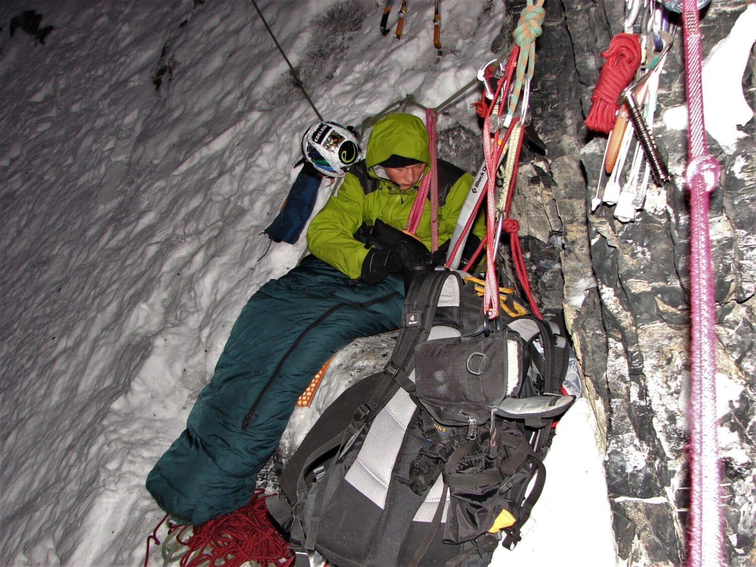 Je ungemütlicher das Biwak, desto mehr Kleidung wird man im Schlafsack tragen. Foto F. Miller