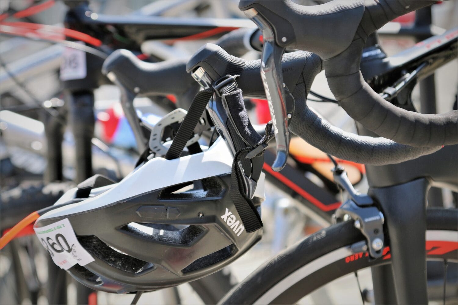 (Renn-)rad und Helm mit Startnummer  sind unverzichtbar für einen Triathlon