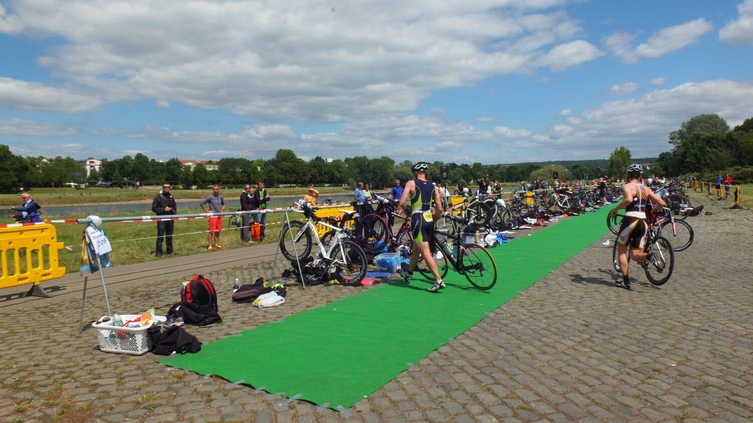 Bei einem Triathlon kommst du zwischen den Disziplinen in die Wechselzone.