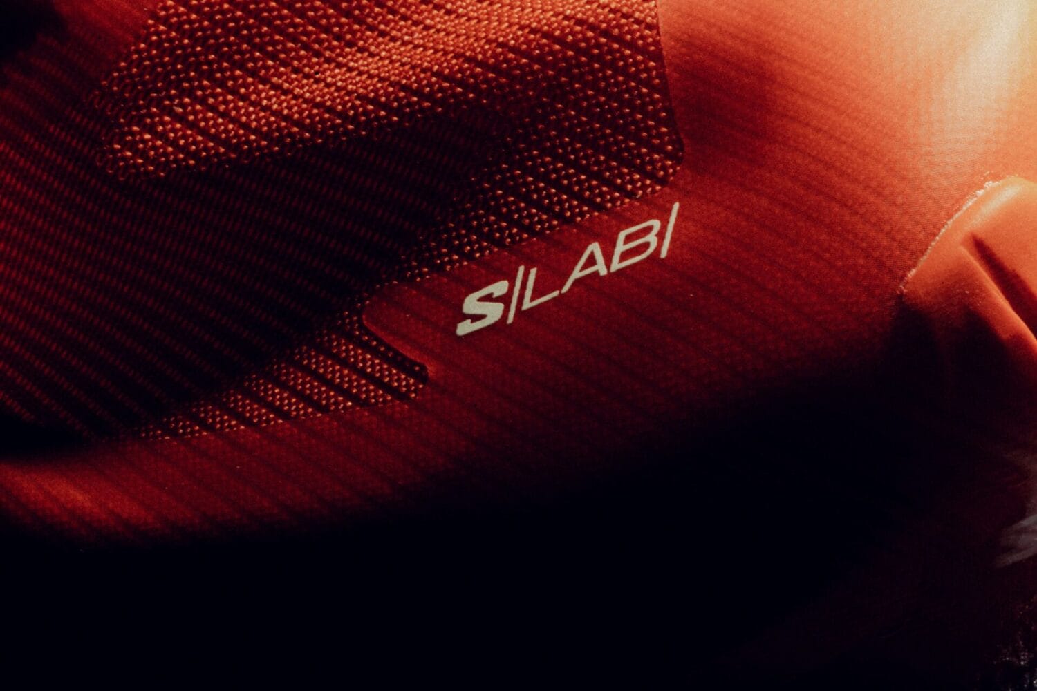 Salomon S/LAB hat neben Schuhen auch Laufshirts, Hosen und Tights im Sortiment