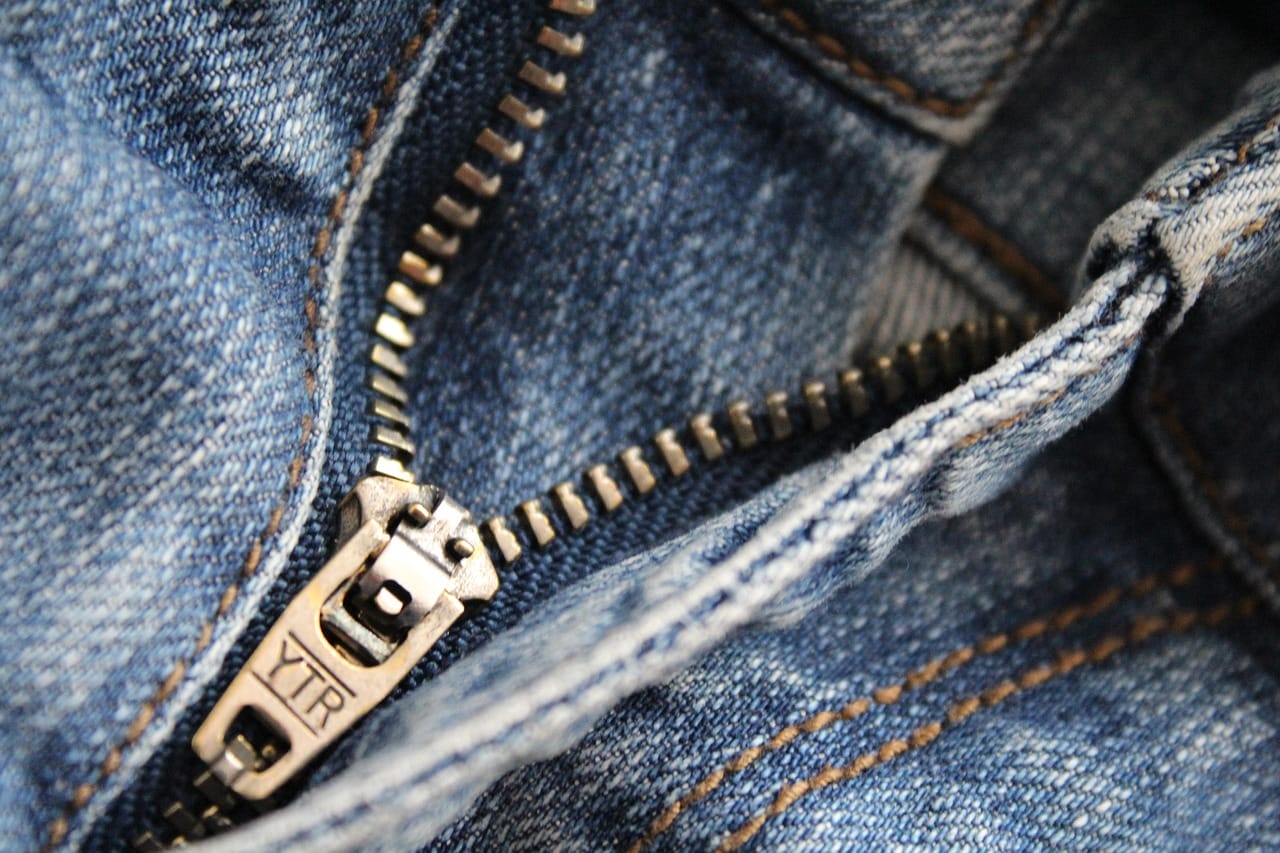 Offener Reißverschluss von einer Hose