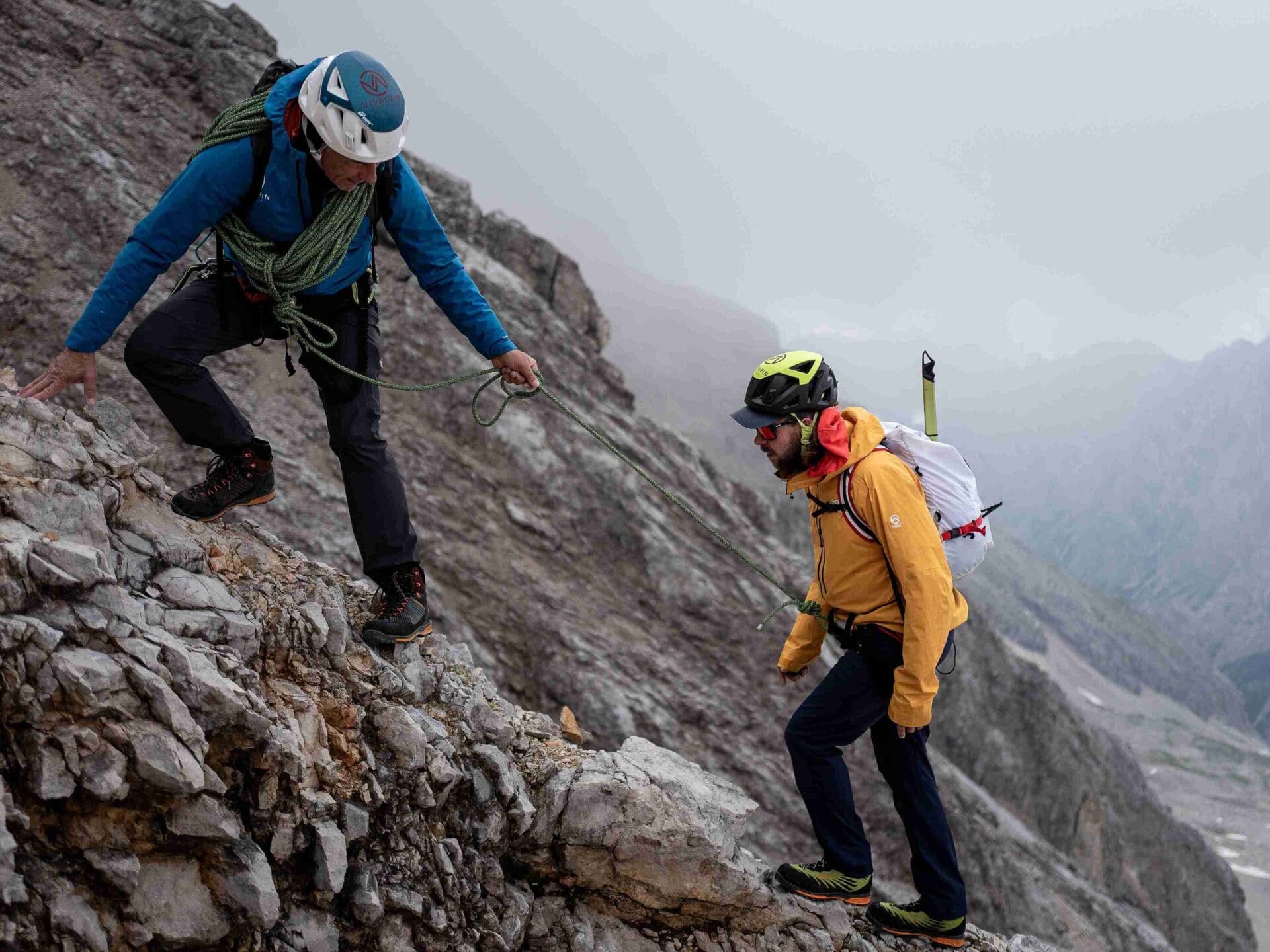 Zwei Kletterer am Berg mit Seilen und Kletterausrüstung