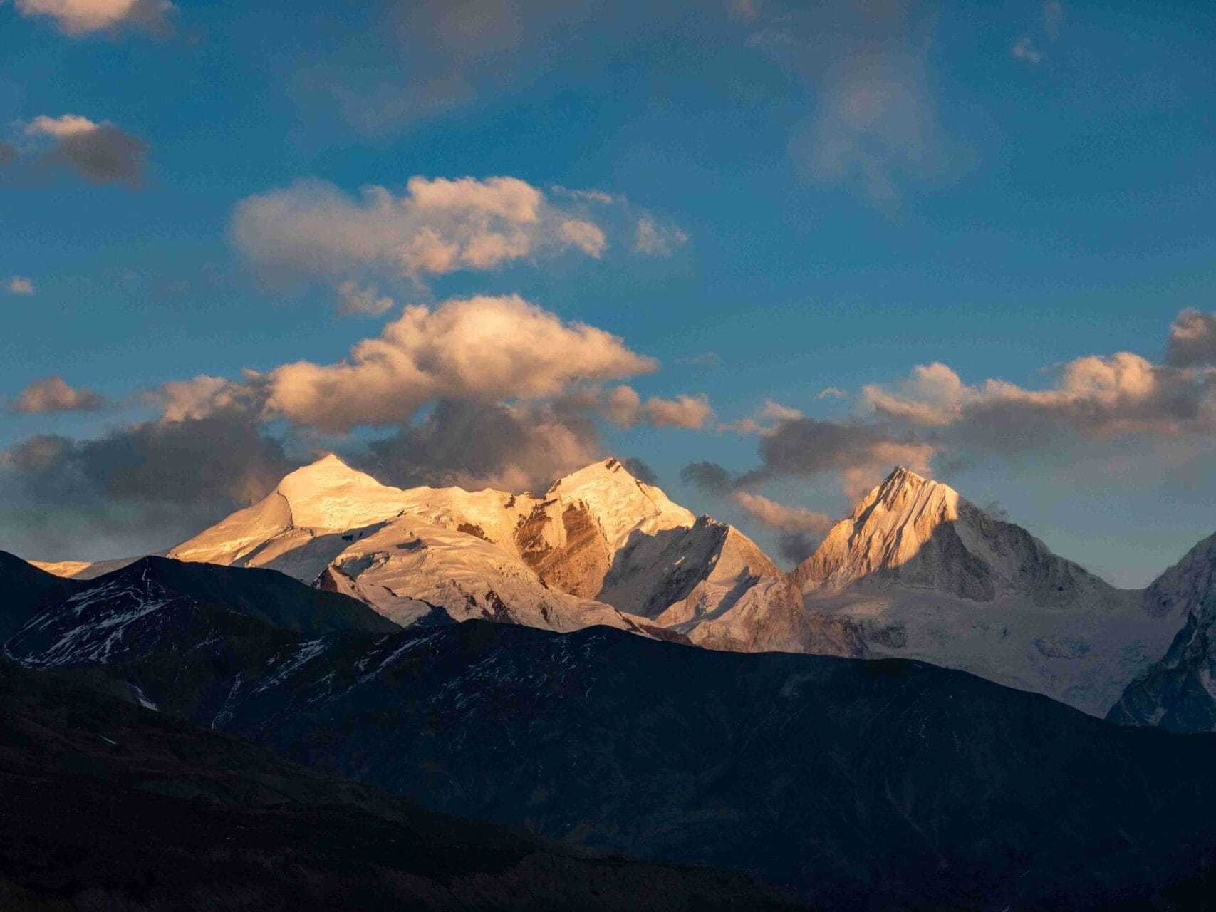 Traumhafter Ausblick auf die Berge der Himlung-Region mit Sonnenaufgang