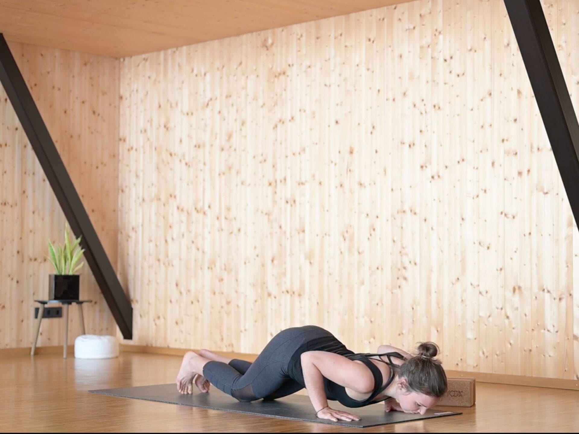 Yoga-Pose Knie-Brust-Kinn