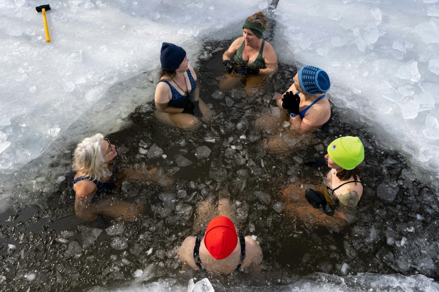Viele Frauen beim Eisbaden im See.