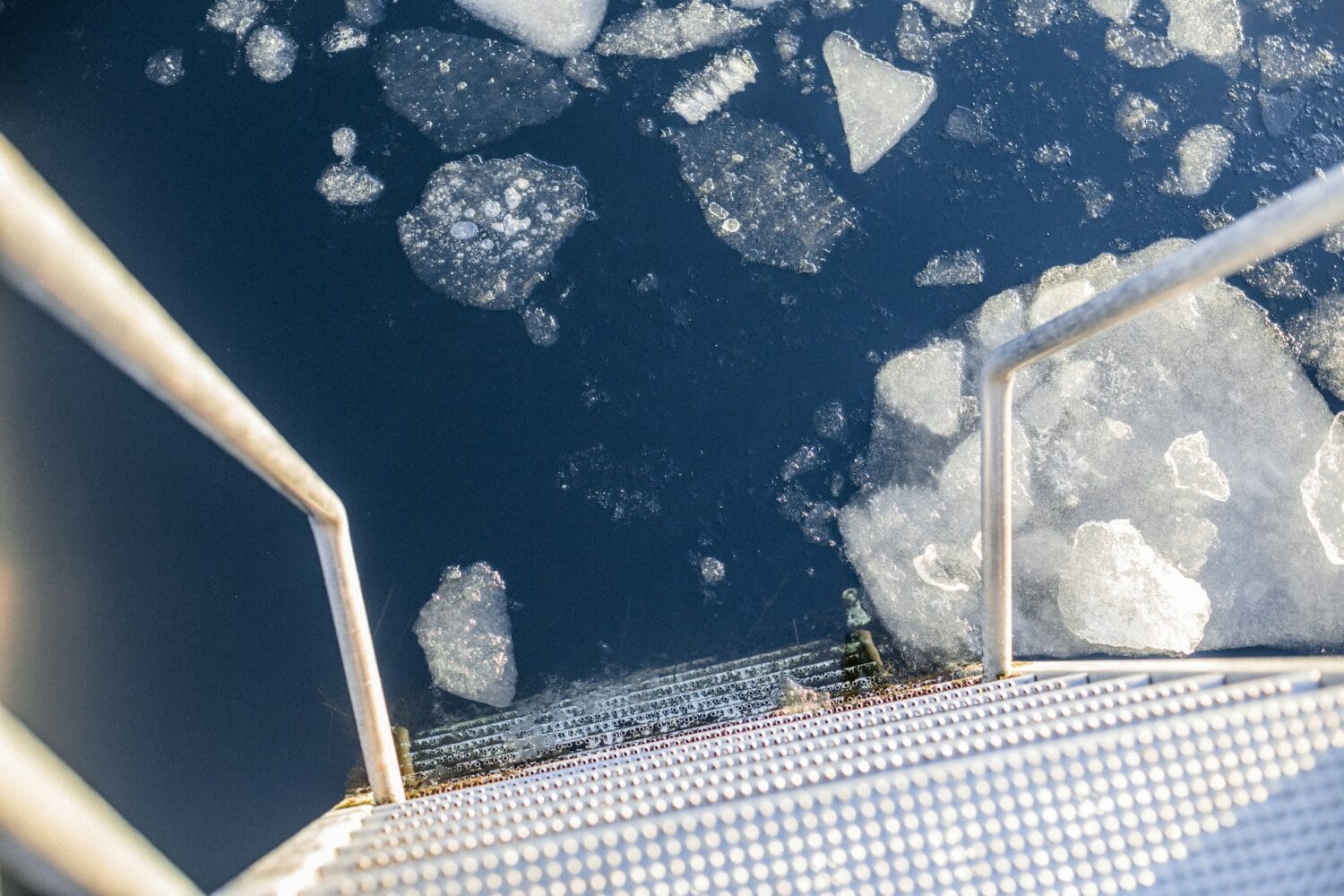 Leiter in gefrorenen See