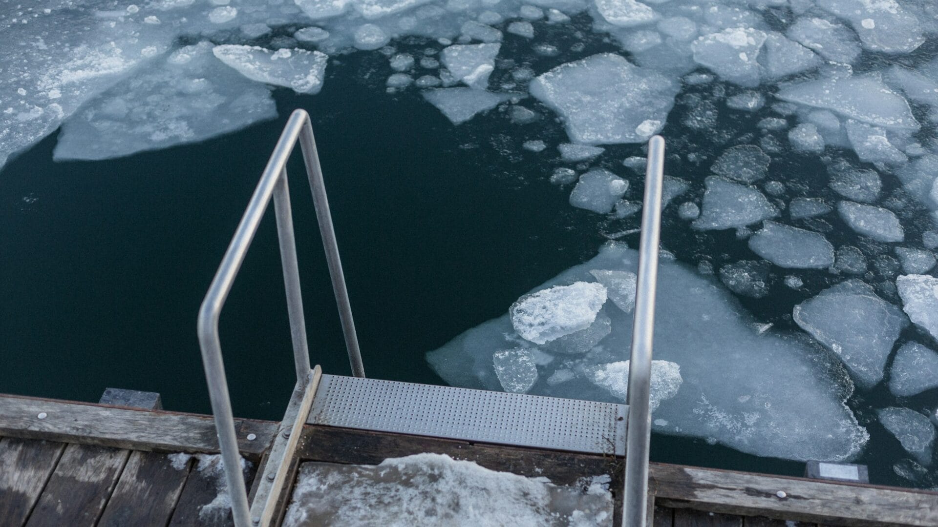 Zugefrorener See mit Leiter