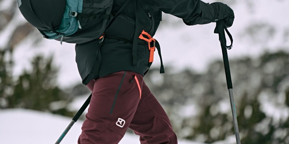 Person mit Skikleidung