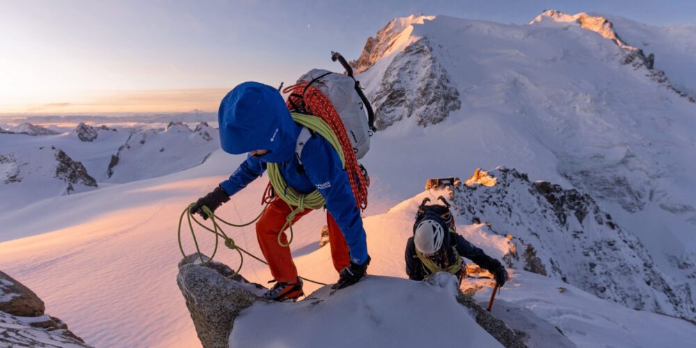 21102025_Mammut Eiger Extreme_Titel Bergsteiger im Sonnenuntergang auf einem verschneiten Bergkamm