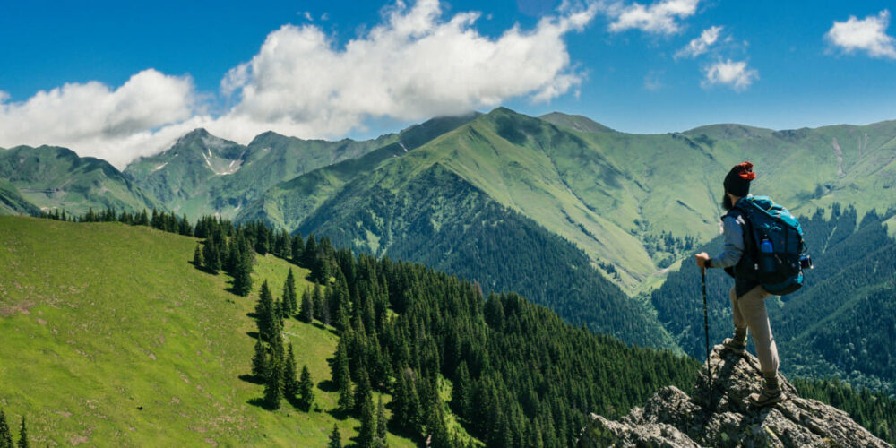 Beim Bergsteigen genießt man die Natur.