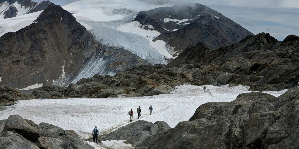 Wanderer auf einem Gletscher im Sommer