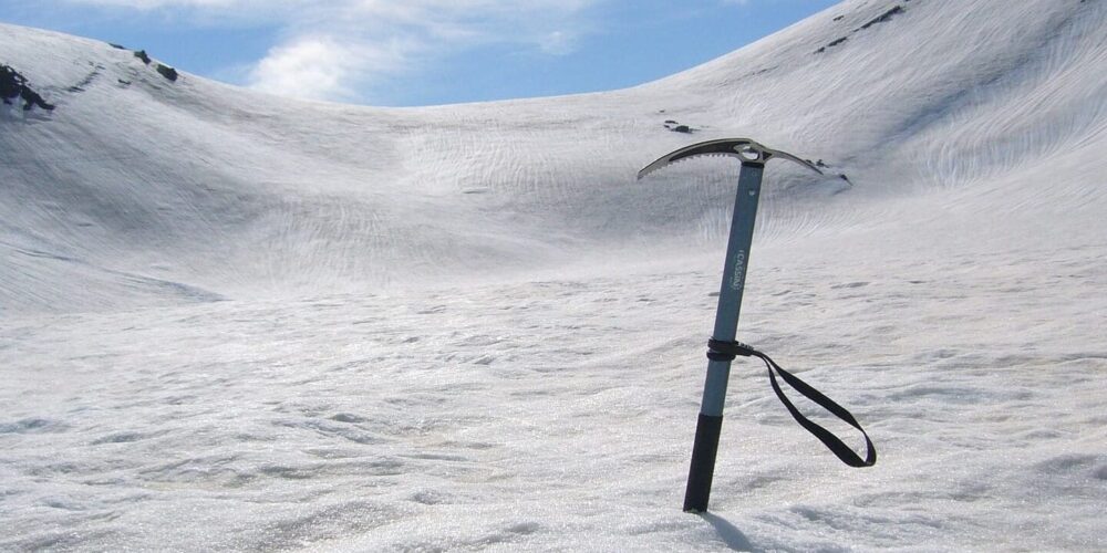 Eispickel pflegen_Eispickel im Schnee_original